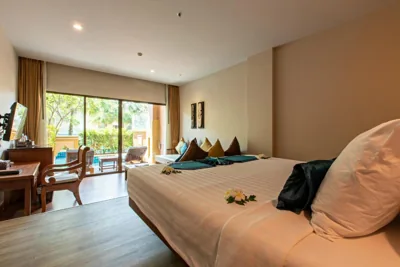 带泳池通道的豪华双人间 — Rawai Palm Beach Resort